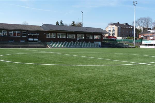 Aménagement premier terrain de football synthétique avec remplissage de liège en Belgique - Sportinfrabouw NV